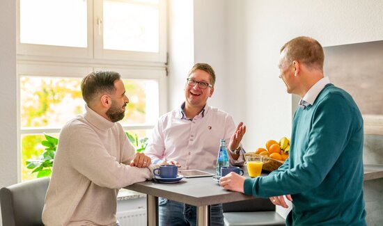 Ein Berater im Gespräch mit einem Kunden, um individuelle Lösungen für komplexe Themen zu entwickeln.