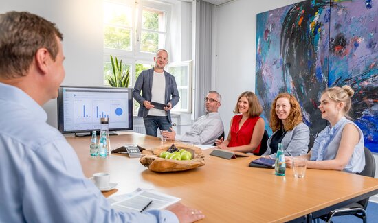 Ein Berater spricht mit einem Kunden über individuelle Rahmenverträge, die die Zusammenarbeit und Sonderleistungen definieren.