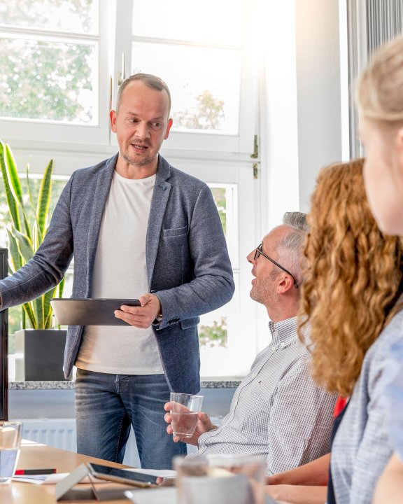 Consultant erklärt Kunden das gesamte Dienstleistung-Portfolio