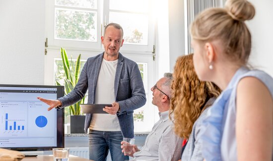 Ein Consultant erklärt seinen Kunden den Software-Lizenz-Lebenszyklus und wie CCP sie dabei unterstützen kann.