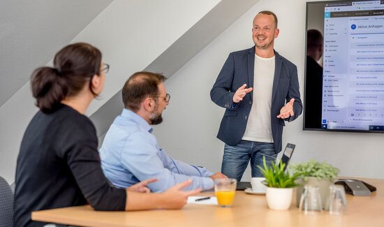 Ein Berater spricht mit einem Kunden über den Aufbau eines nachhaltigen Software Asset Managements.