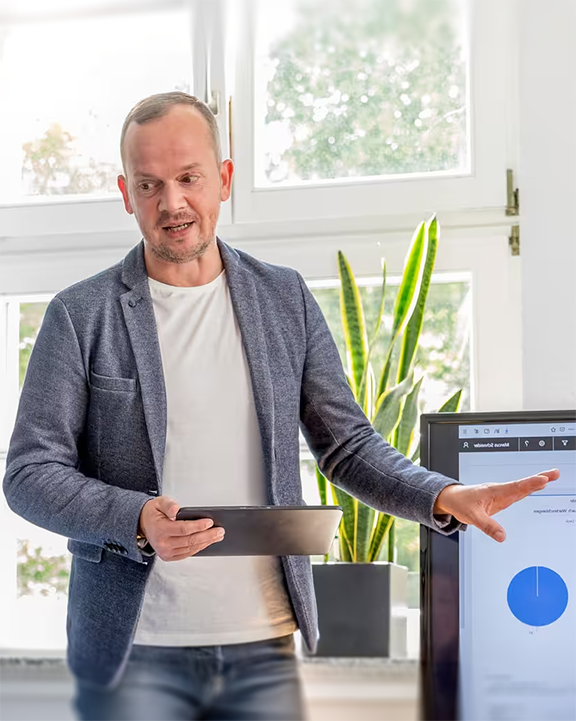 Ein Consultant stellt seinen Kunden den Software-Lebens-Zyklus vor und wie CCP sie dabei unterstützen kann.