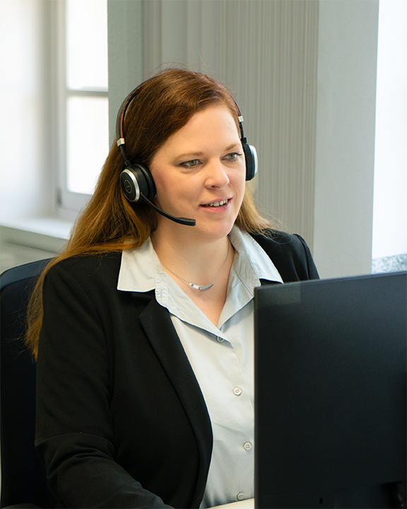 Mitarbeiterin von CCP Software GmbH während eines CCP Subscription Webcast