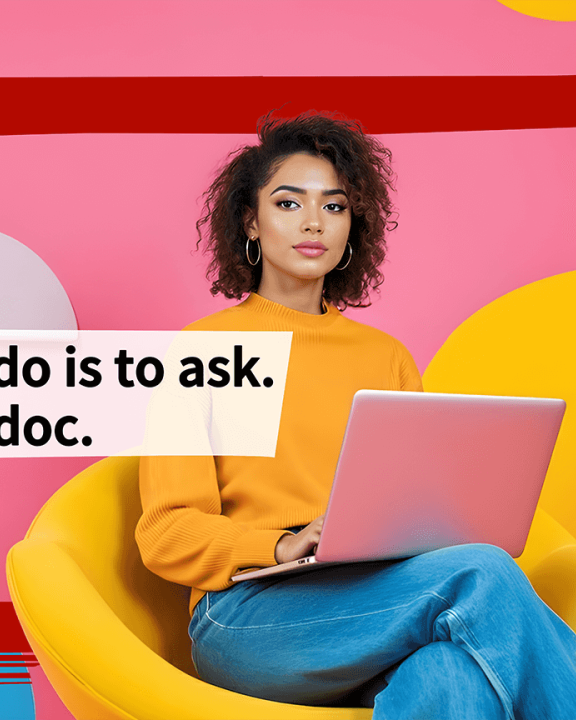 Frau sitzt mit Ihrem laptop im Sessel und bearbeitet Dokumente mit dem Adobe Acrobat KI-Assistent