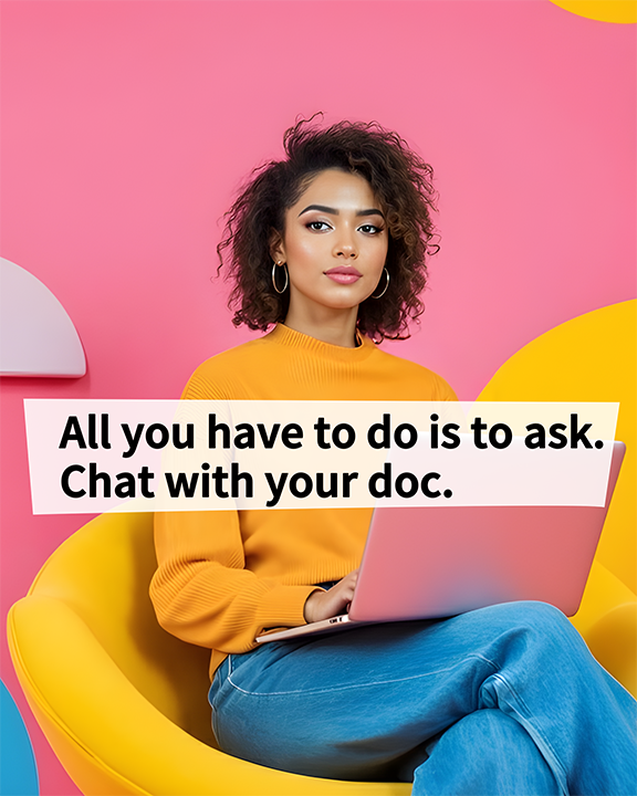 Frau sitzt mit Ihrem laptop im Sessel und bearbeitet Dokumente mit dem Adobe Acrobat KI-Assistent